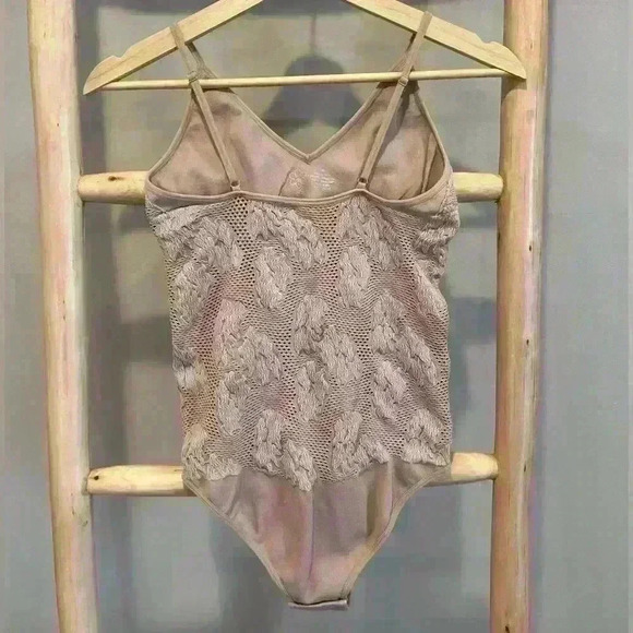 ✨Aura M/L Dusty Rose floral bodysuit with mesh details - Picture 2 of 8